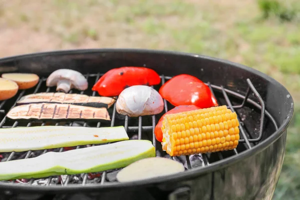 Tasty vegetables on barbecue grill outdoors, closeup — Stock Photo, Image