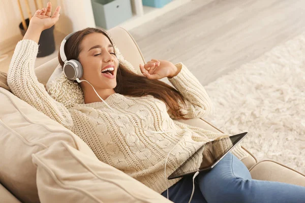 Belle jeune femme qui écoute de la musique à la maison — Photo