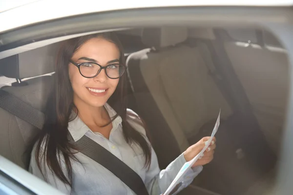 Młoda kobieta interesu, pracy z dokumentami w samochodzie, widok przez szkło — Zdjęcie stockowe