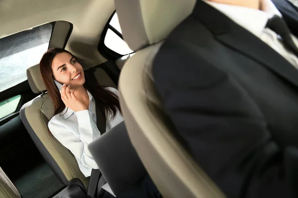 Jovem empresária falando no celular no carro — Fotografia de Stock