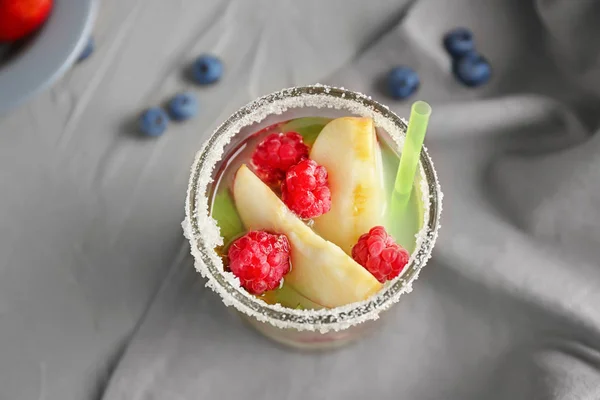 Copa de refrescante cóctel de verano con frutas y bayas en la mesa —  Fotos de Stock
