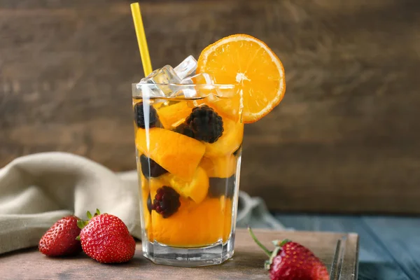 Copo de refrescante coquetel de verão com frutas e bagas na mesa — Fotografia de Stock