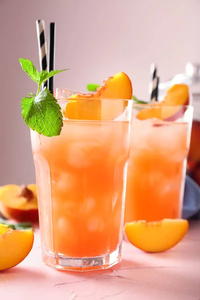 Cocktail d'été frais dans des verres sur la table de couleur — Photo