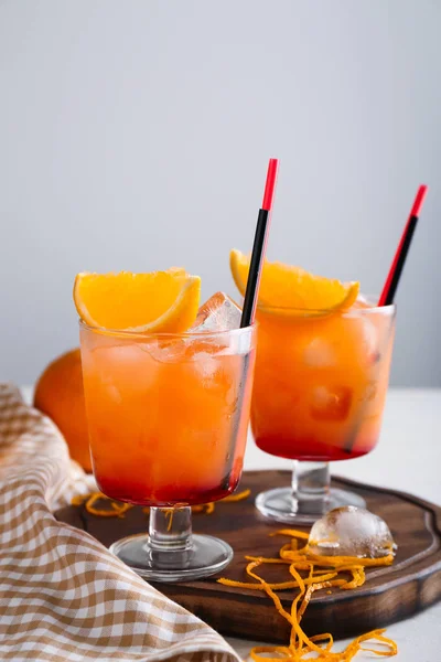 Свежий летний коктейль в стаканах на деревянной доске — стоковое фото