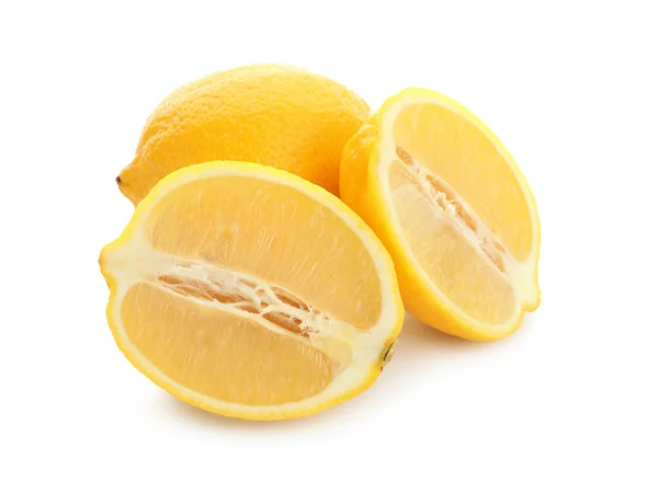 Limões maduros sobre fundo branco — Fotografia de Stock