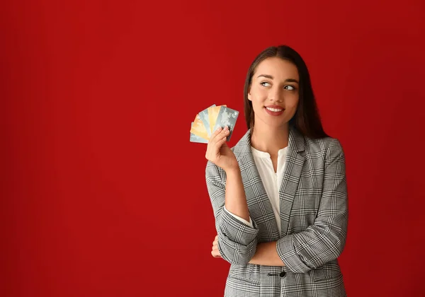 Joven empresaria con tarjetas de crédito sobre fondo de color — Foto de Stock