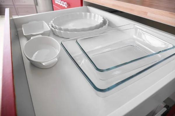 Conjunto de utensílios de mesa limpos na gaveta da cozinha — Fotografia de Stock
