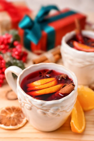 Cup of delicious mulled wine on wooden table — Stock Photo, Image
