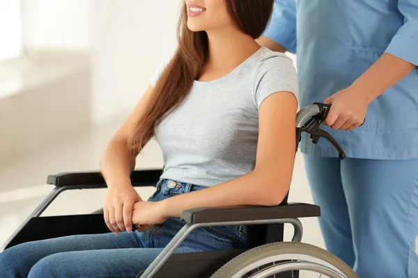Niepełnosprawnych, młoda kobieta z Starsza lekarka w przychodni — Zdjęcie stockowe