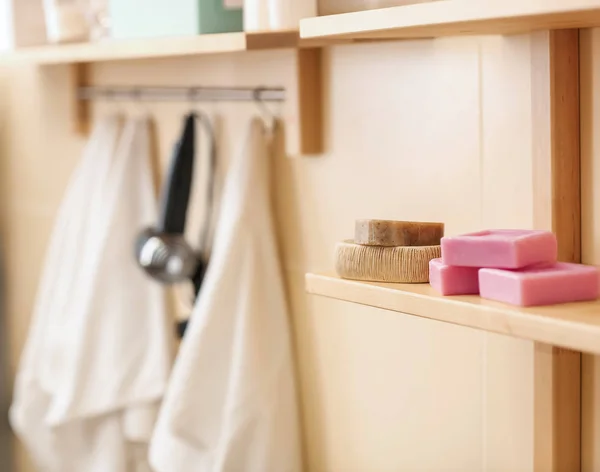 Tvålar på hyllan i badrummet — Stockfoto
