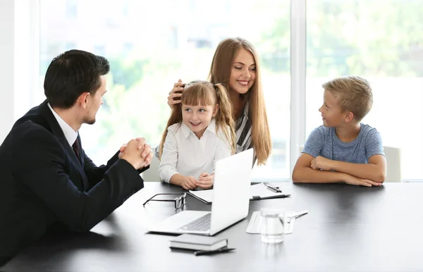 Ung kvinna och hennes barn möte med rektorn på skola — Stockfoto