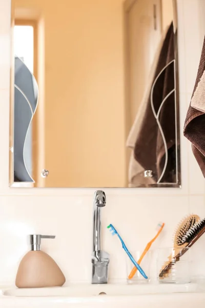 Body care tillbehör på handfat i badrum — Stockfoto