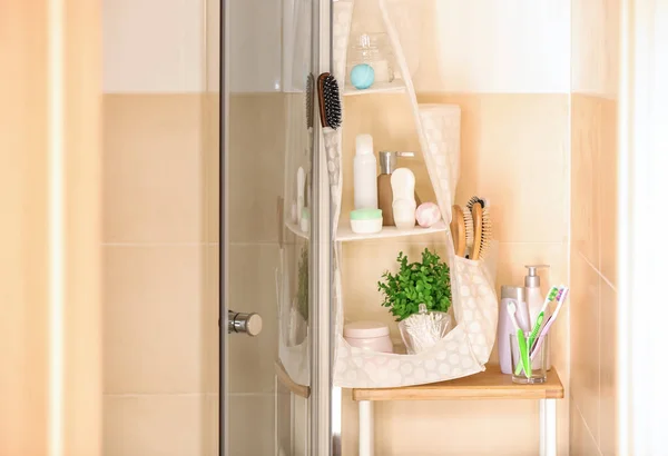 Body care tillbehör på hyllor i badrum — Stockfoto