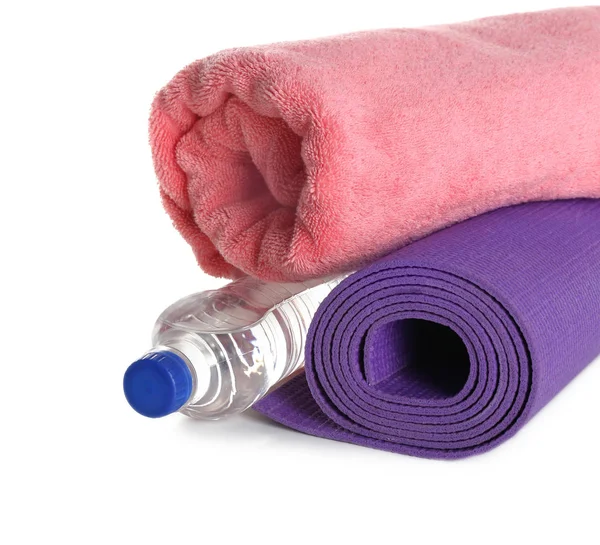 Tapis de yoga, bouteille d'eau et serviette sur fond blanc — Photo