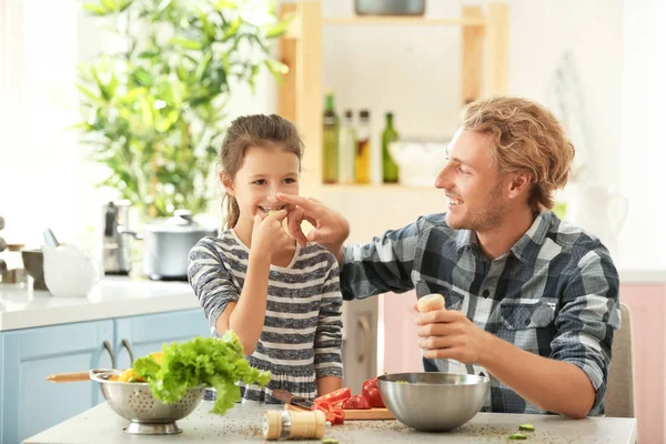 Father and daughter cooking together in kitchen — Stock Photo, Image