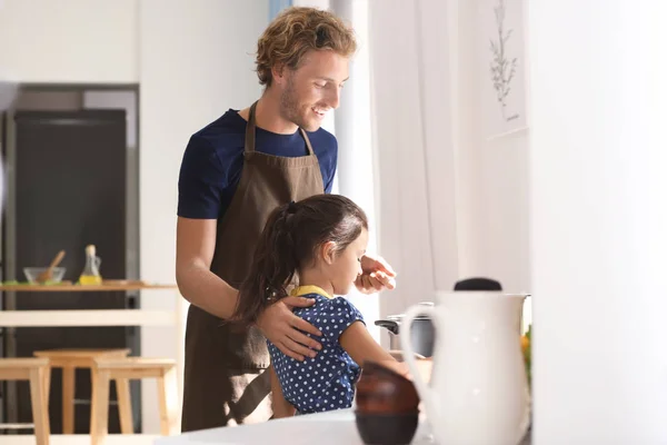 Батько і дочка готують разом на кухні — стокове фото