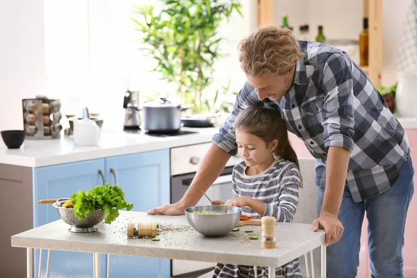 Father and daughter cooking together in kitchen — Stock Photo, Image