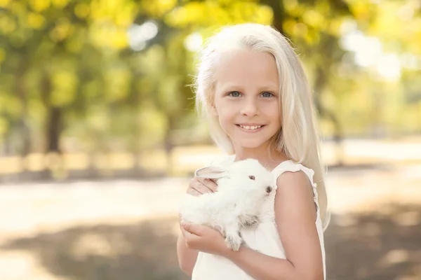 Kleines Mädchen mit niedlichem Kaninchen im Freien — Stockfoto