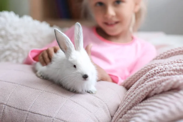 Menina com coelho bonito em casa — Fotografia de Stock