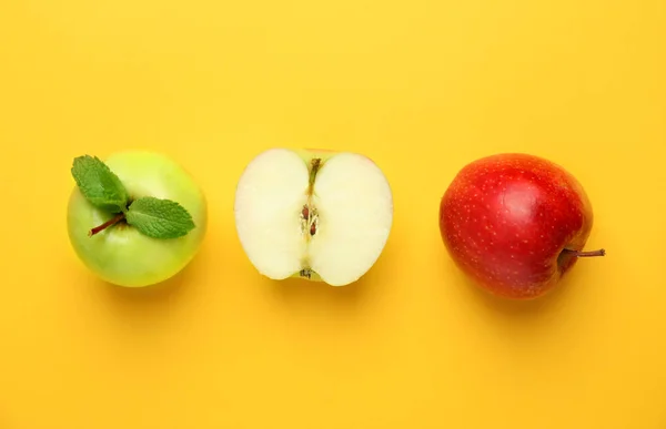 Skär och hela äpplen på färg bakgrunden — Stockfoto