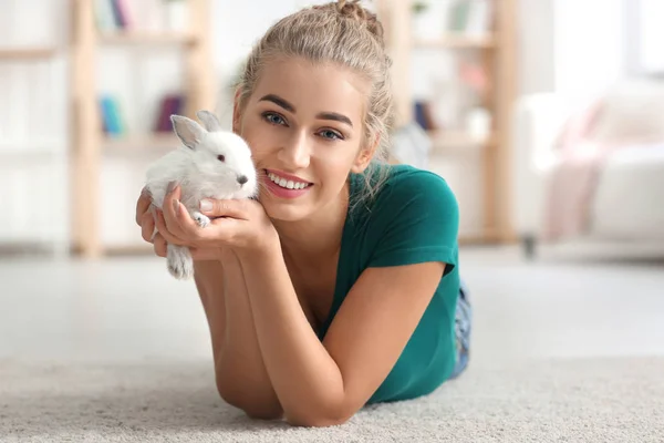 Piękna młoda kobieta z ładny królik w domu — Zdjęcie stockowe