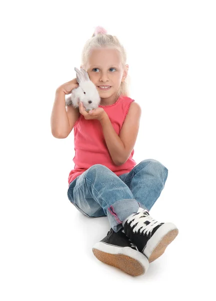 Beyaz arka plan üzerinde sevimli tavşan ile küçük kız — Stok fotoğraf