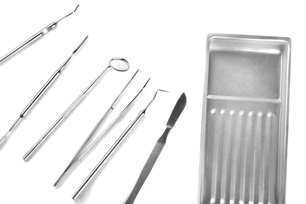 Zubní nástroje a kovový zásobník na bílém pozadí — Stock fotografie