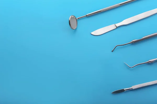 Werkzeuge des Zahnarztes auf farbigem Hintergrund — Stockfoto