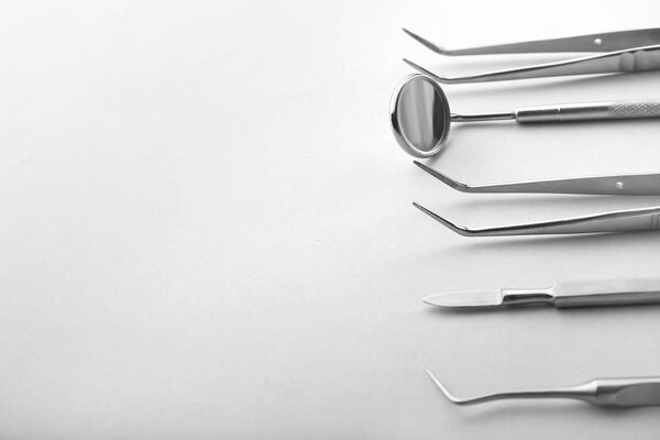 Инструменты стоматолога на светлом фоне