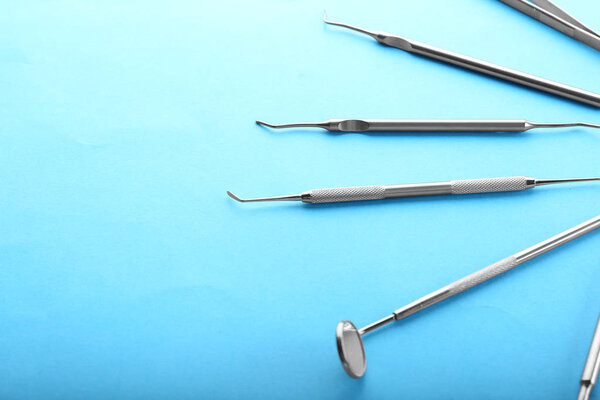 Средства стоматолога на цветном фоне