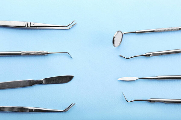 Средства стоматолога на цветном фоне