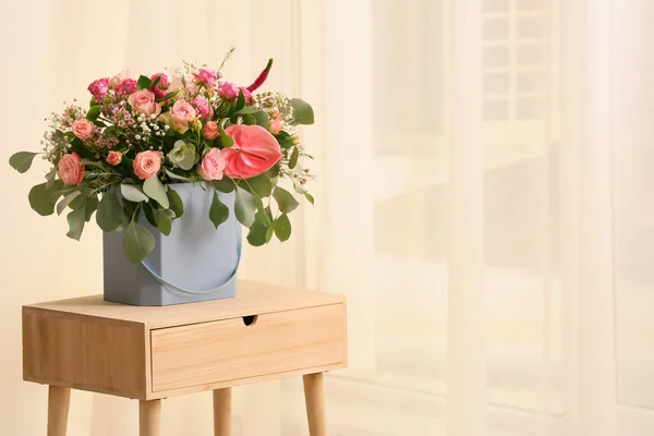 Caja de regalo con hermosas flores en la mesa en el interior —  Fotos de Stock