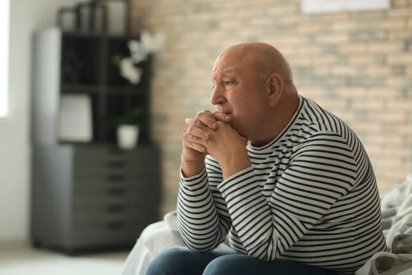 Depressed elderly man at home — Stock Photo, Image