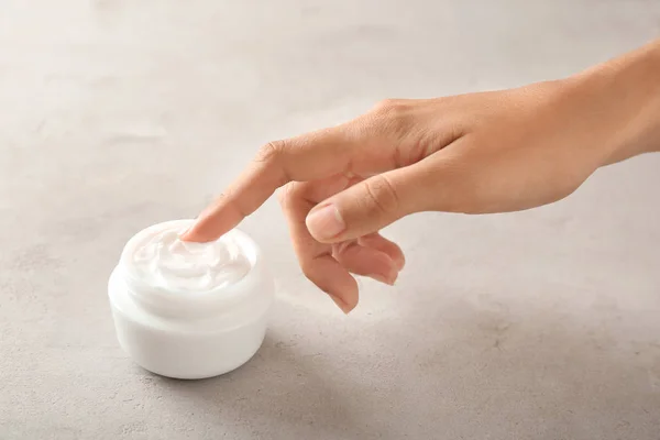 Mujer joven aplicando crema corporal, primer plano —  Fotos de Stock