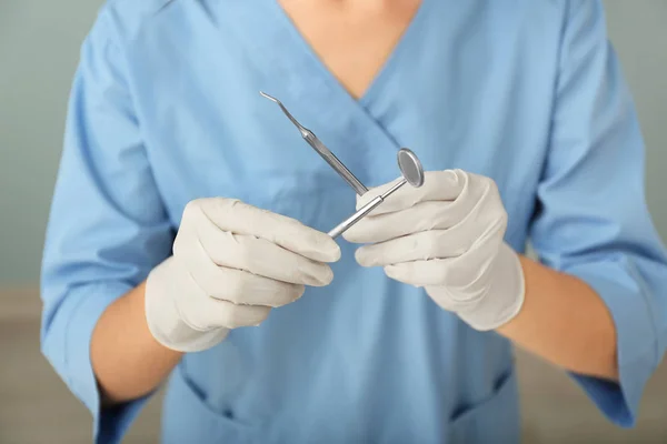 Zahnarzt mit rostfreien Instrumenten, Nahaufnahme — Stockfoto