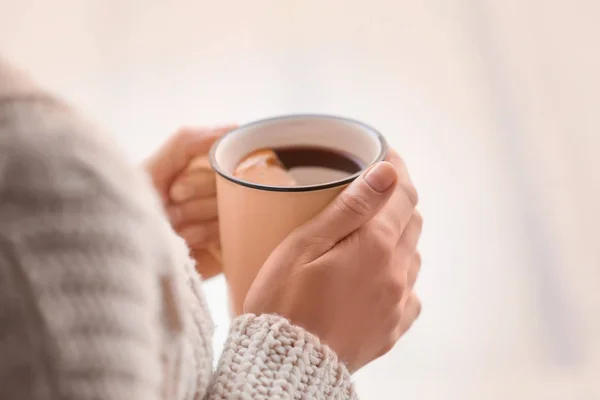 Mujer sosteniendo taza de metal de delicioso vino caliente, primer plano — Foto de Stock