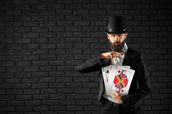 暗いレンガの壁に対してカードの魔術師 — ストック写真