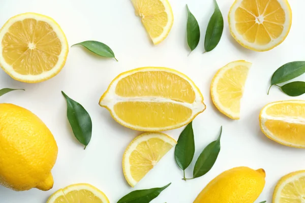 Flat lay composition with ripe juicy lemons on white background — Stock Photo, Image
