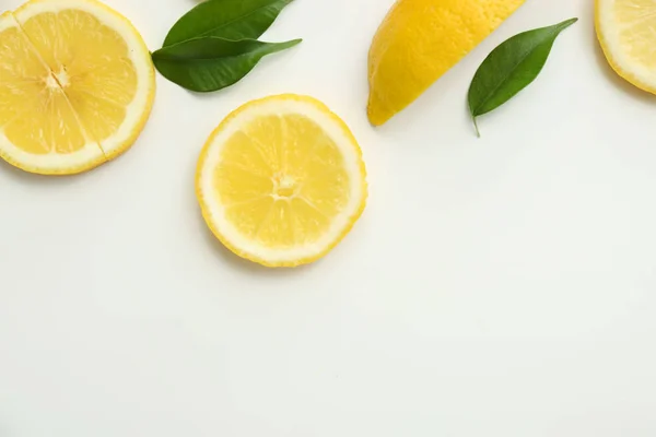 Composición plana con rodajas de limón sobre fondo blanco —  Fotos de Stock