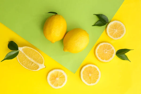 Flat lay composition with ripe juicy lemons on color background — Stock Photo, Image