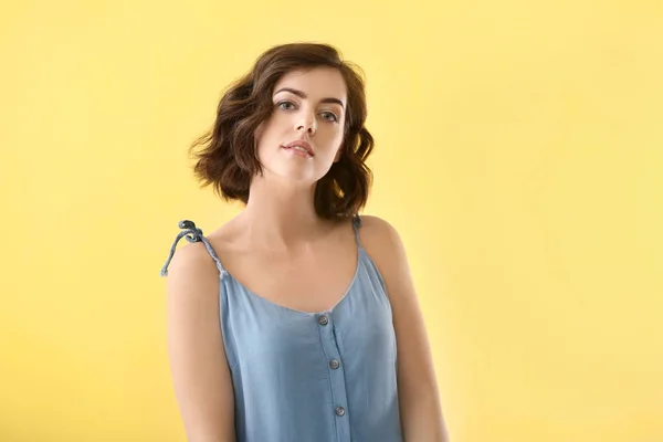 Portrait of beautiful young woman on color background — Stock Photo, Image