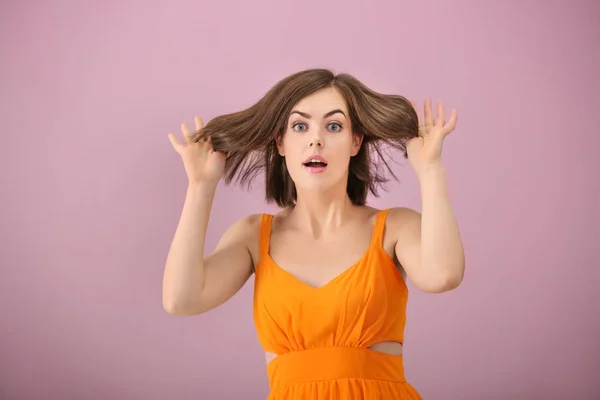 Retrato de mujer joven sorprendida sobre fondo de color — Foto de Stock