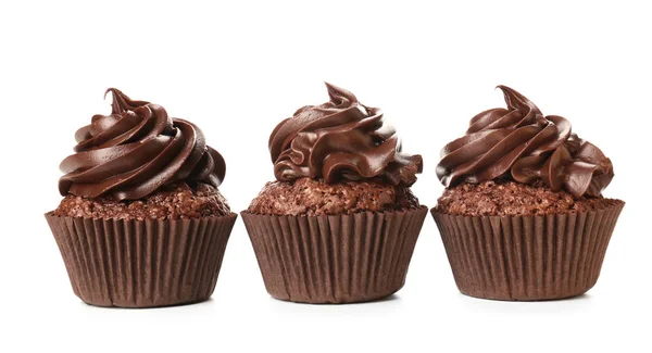Sabrosos cupcakes de chocolate sobre fondo blanco — Foto de Stock