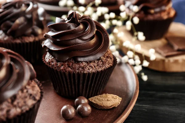 Вкусные шоколадные кексы на столе, крупный план — стоковое фото