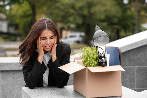 Despedido trabalhador estressado com coisas pessoais que sofrem de dor de cabeça ao ar livre — Fotografia de Stock