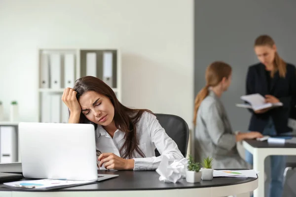 Zmęczona kobieta pracuje w biurze — Zdjęcie stockowe