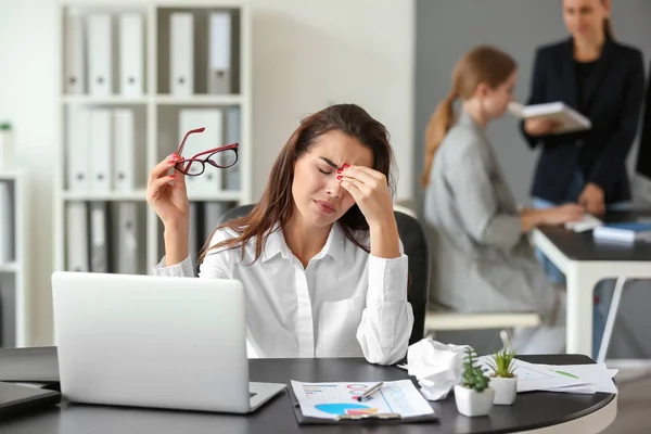 Trött affärskvinna arbetande i kontor — Stockfoto