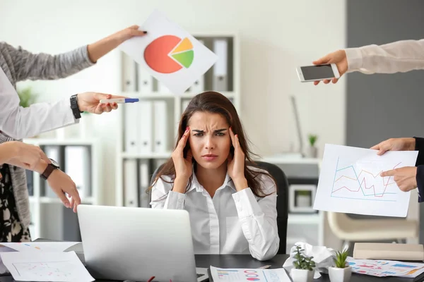 Gestresster Arbeitnehmer mit viel Arbeit am Tisch im Büro — Stockfoto