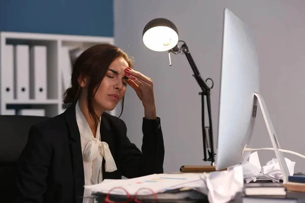 Mujer cansada trabajando hasta tarde en la noche —  Fotos de Stock