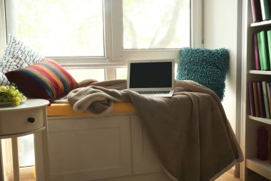 Diğer yumuşak yastık ve dizüstü pencere yakınındaki birlikte için rahat yerine